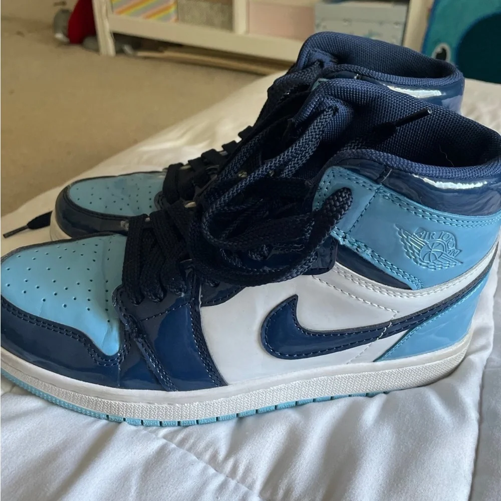 Jordan 1 Retro High UNC Patent Blue Chill (Women's) - Picture 1 of 6